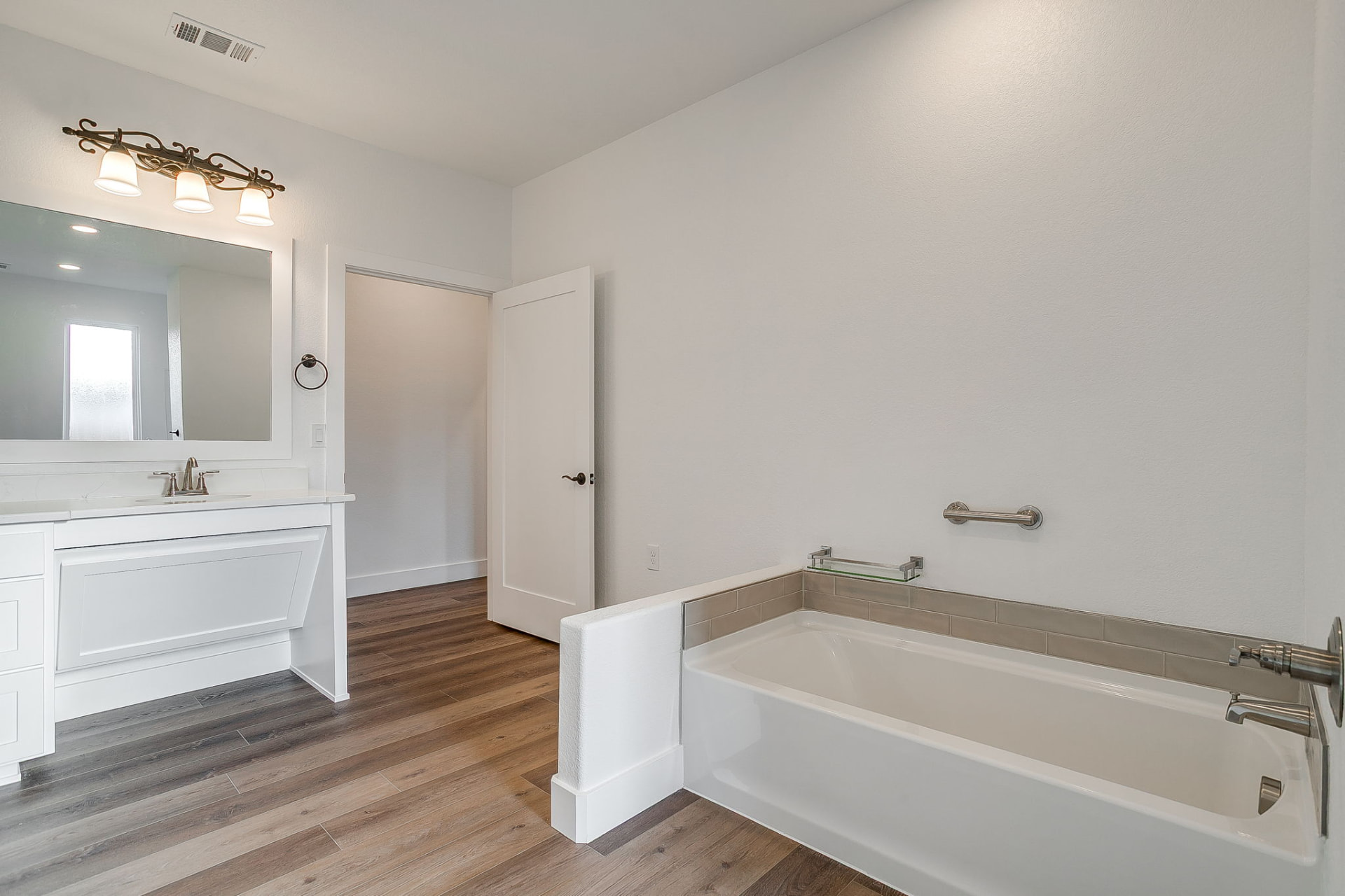 Flex room with vaulted ceiling